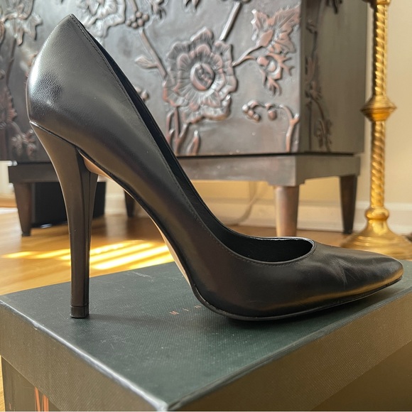 Mia Limited Edition Leather Black Venus Pumps in size 7 1/2M with box. - Picture 1 of 11